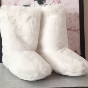 LC Lauren Conrad White Fur Boot Slippers